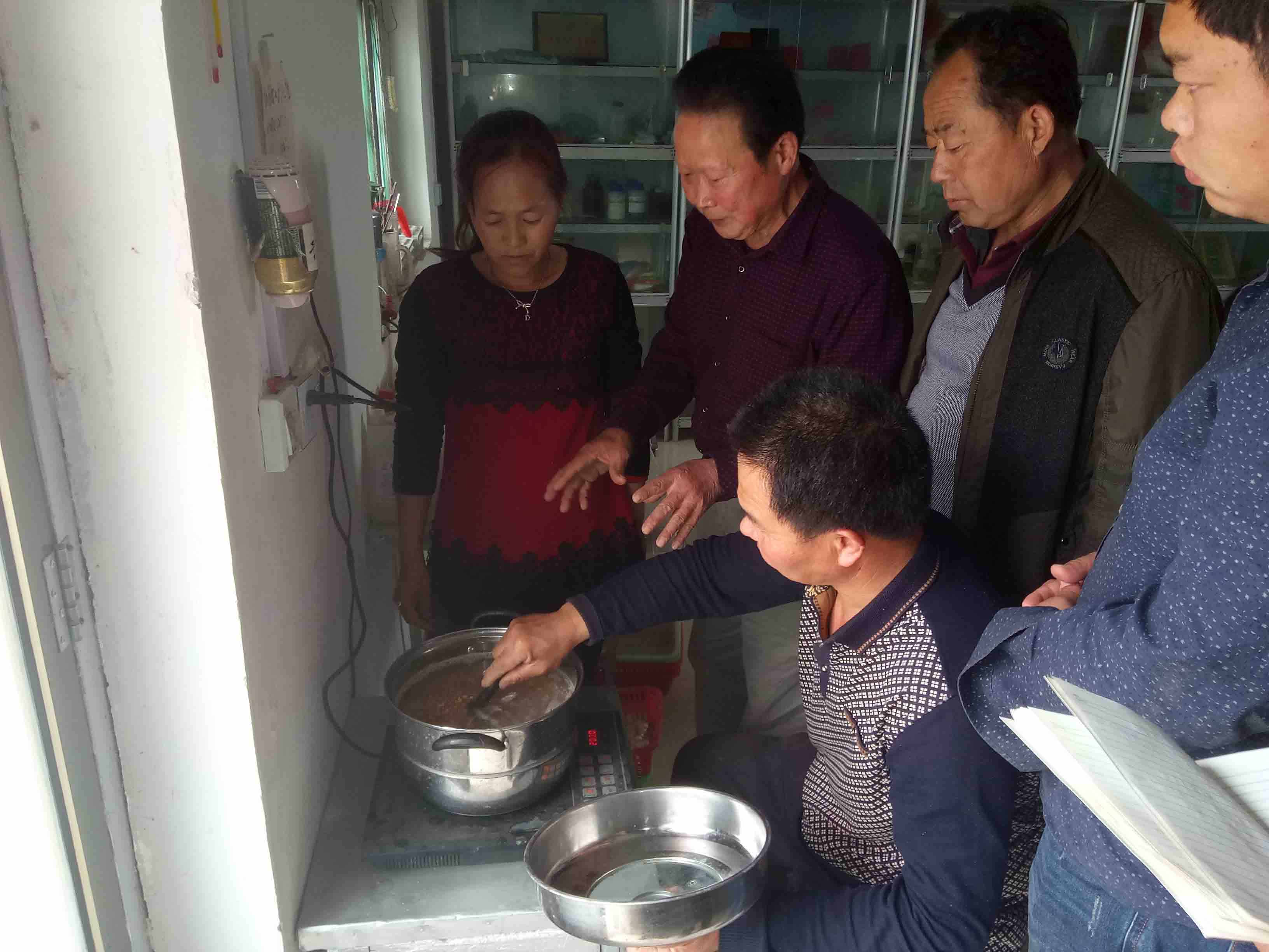食用菌栽培技术---学员在薛老师的指导下制作谷粒原种培养基
