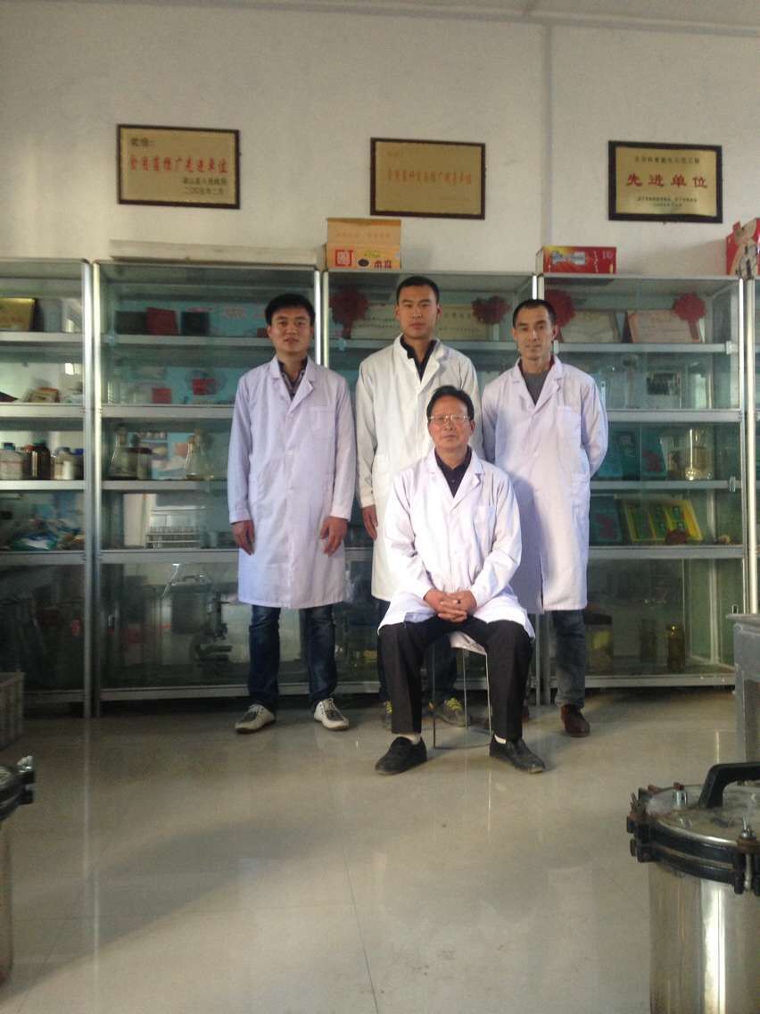 食用菌栽培技术--部分学员在实验室与薛老师合影留念